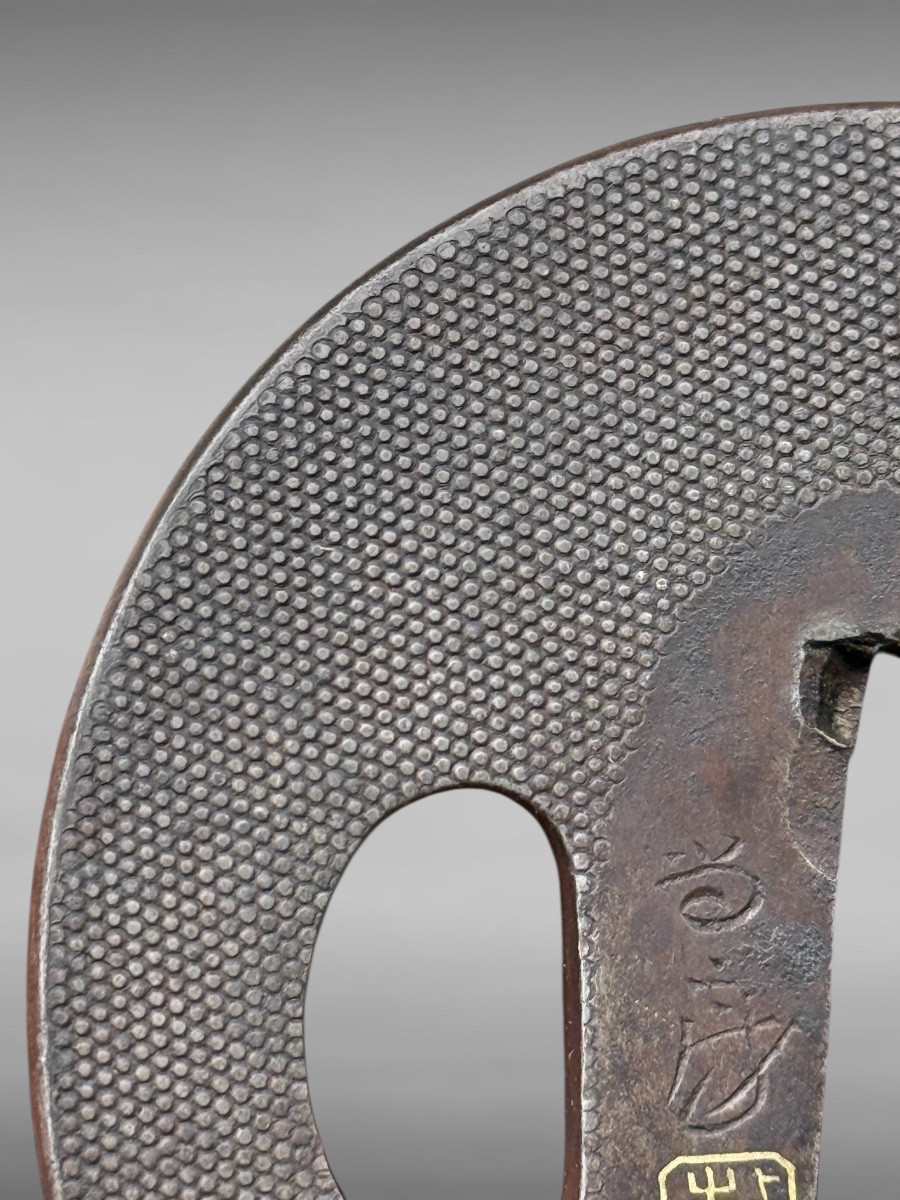 Tsuba maru gata en fer à fond nanako, signée - Époque Edo - D. 6,4 cm. -photo-3