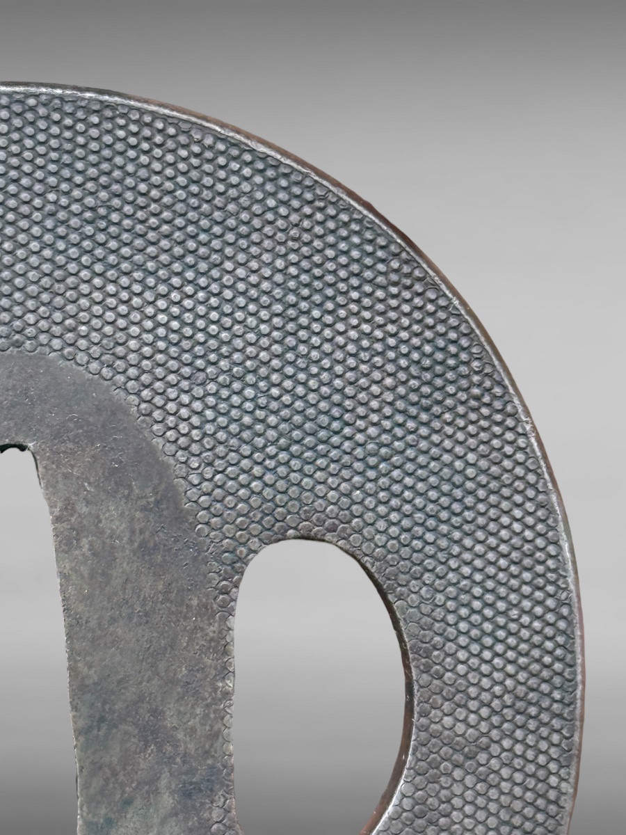 Tsuba maru gata en fer à fond nanako, signée - Époque Edo - D. 6,4 cm. -photo-4