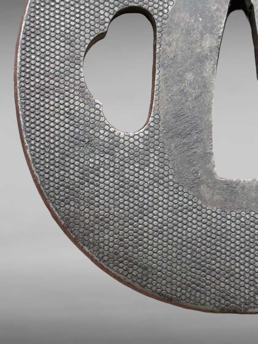 Tsuba maru gata en fer à fond nanako, signée - Époque Edo - D. 6,4 cm. -photo-6