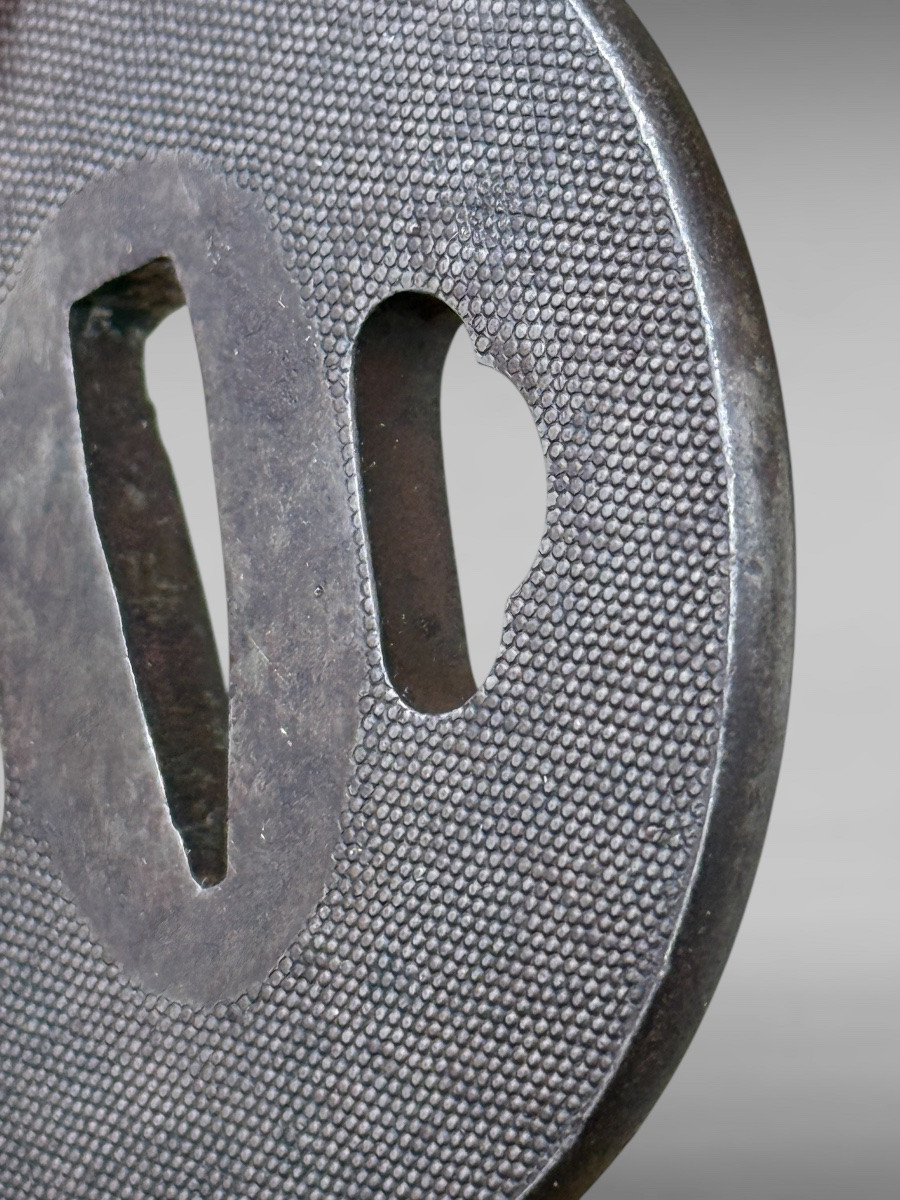Tsuba maru gata en fer à fond nanako, signée - Époque Edo - D. 6,4 cm. -photo-8