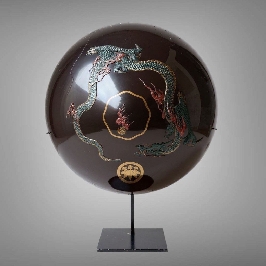 Jingasa japonais avec un dragon laque tres en relief Periode Edo