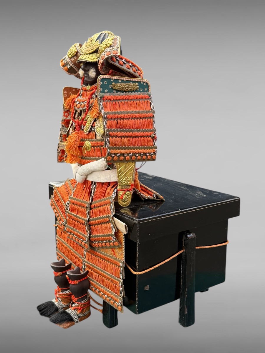 Poupée Musha Ningyô Figurant un armure miniature de Samuraï - Période Meiji (1868 - 1912).-photo-1