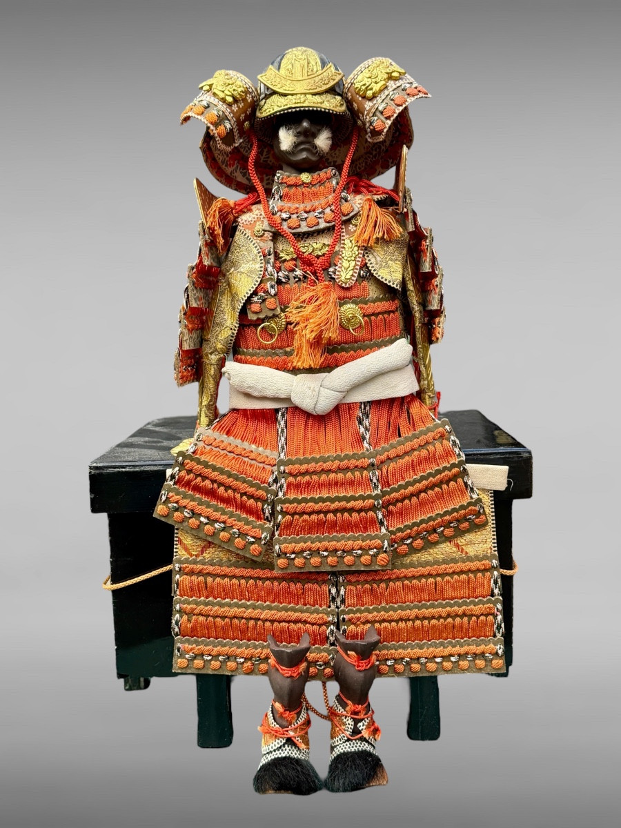 Poupée Musha Ningyô Figurant un armure miniature de Samuraï - Période Meiji (1868 - 1912).
