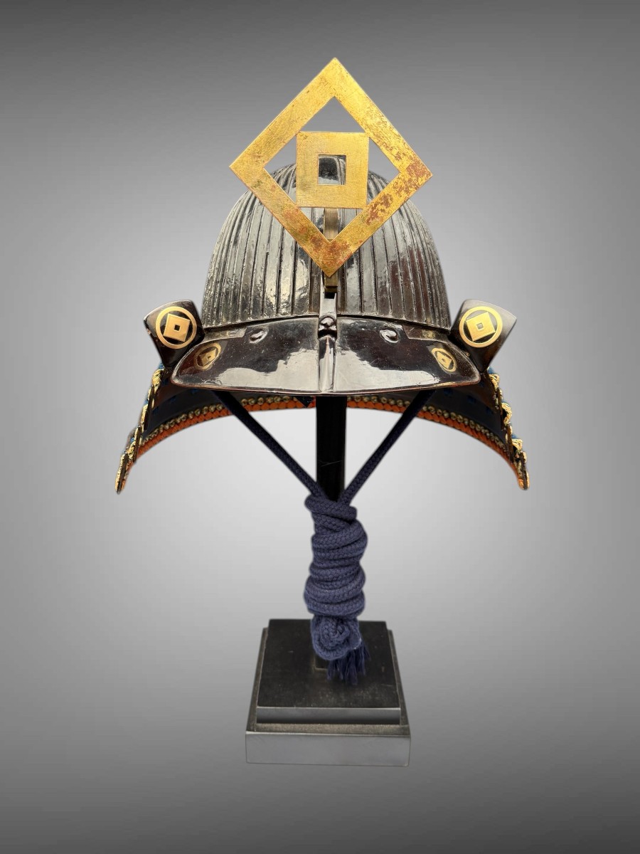 Samurai Kabuto With 62 Lacquered Wrought Iron Blades - Edo Period (1603-1868).