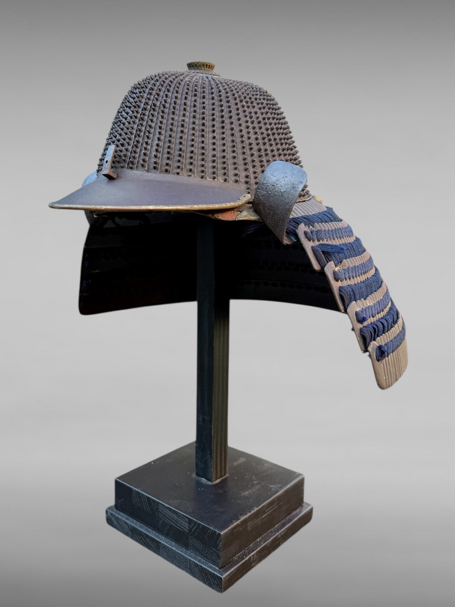 Kabuto De Samuraï à 62 Lamelles et 1674  rivets Fer Forgé, signé  Période Momoyama (1573-1603).