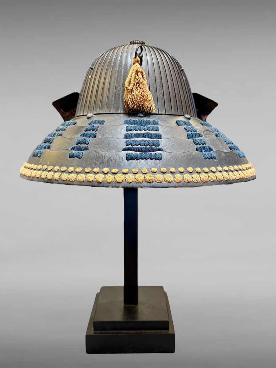 Kabuto De Samurai clan Asakura à 62 Lamelles saotome, signé Ieharu - Période Edo (1603-1868).-photo-1