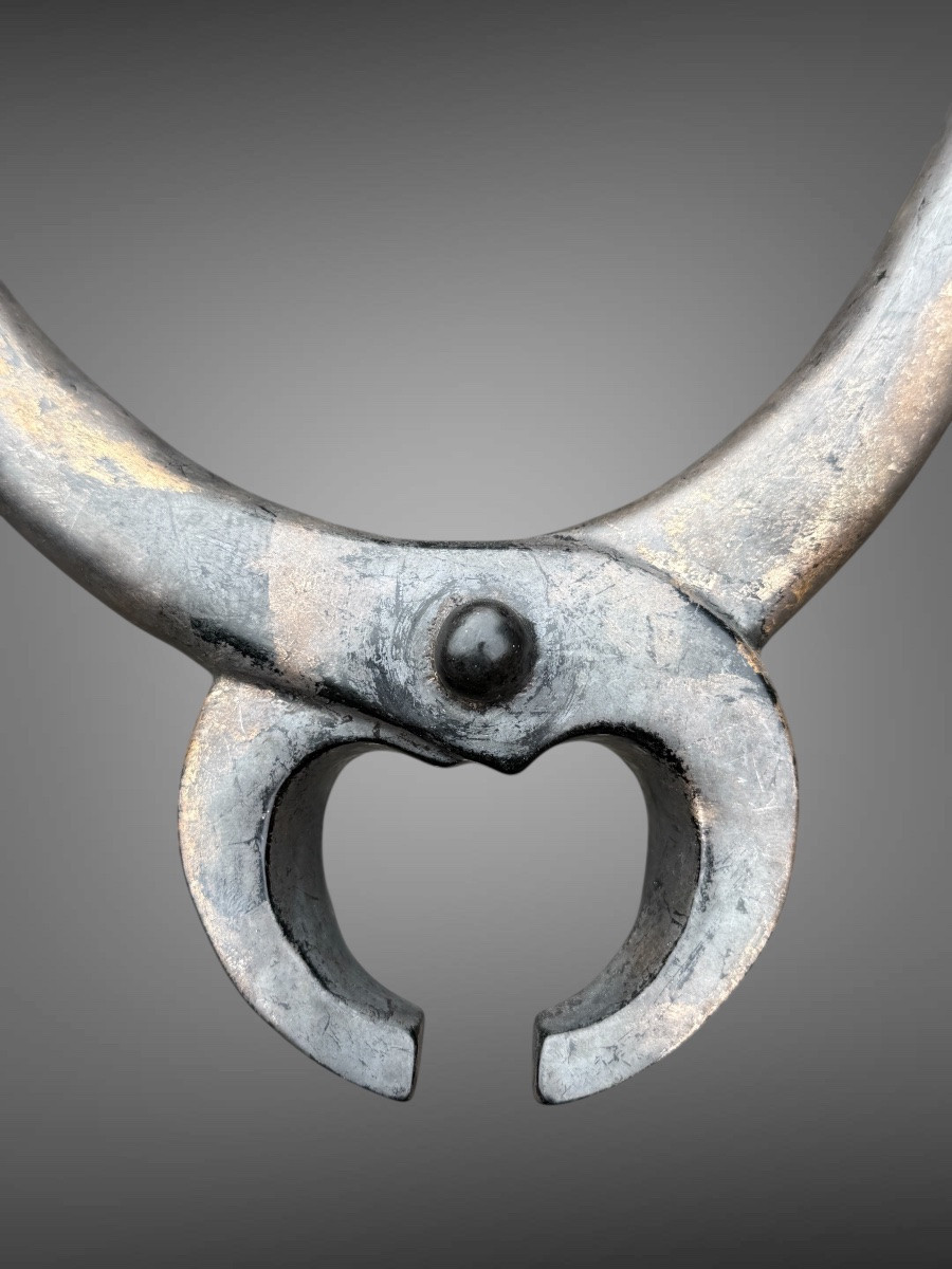 Carved Wooden Maetate Depicting A Pair Of Tongs - Edo Period (1603 - 1868).-photo-1