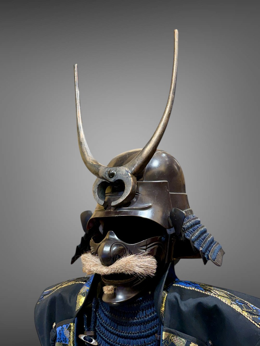 Maedate En Bois Sculpté Figurant Une Paire de Tenailles - Période Edo (1603 - 1868).