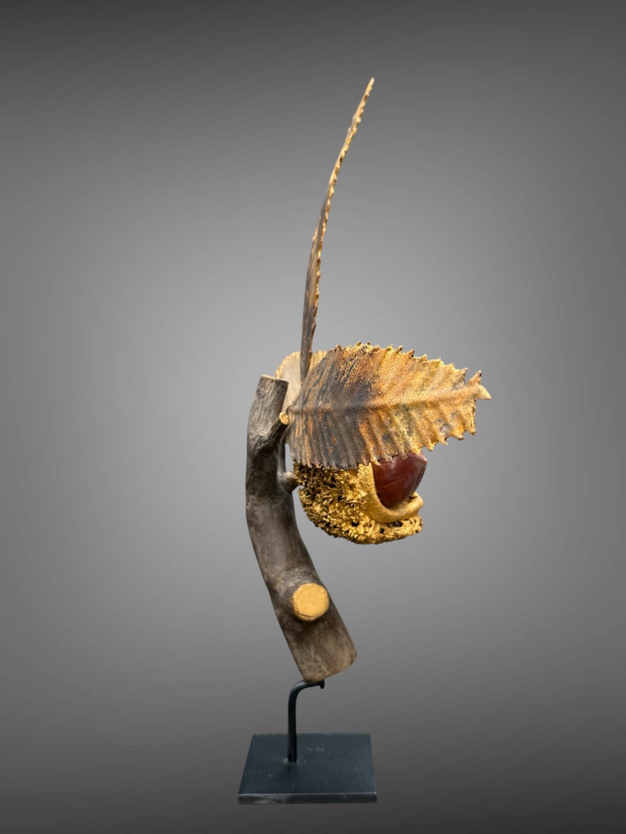 Maedate en bois sculpté et laqué figurant une branche de châtaignier avec sa bogue - Edo.-photo-3