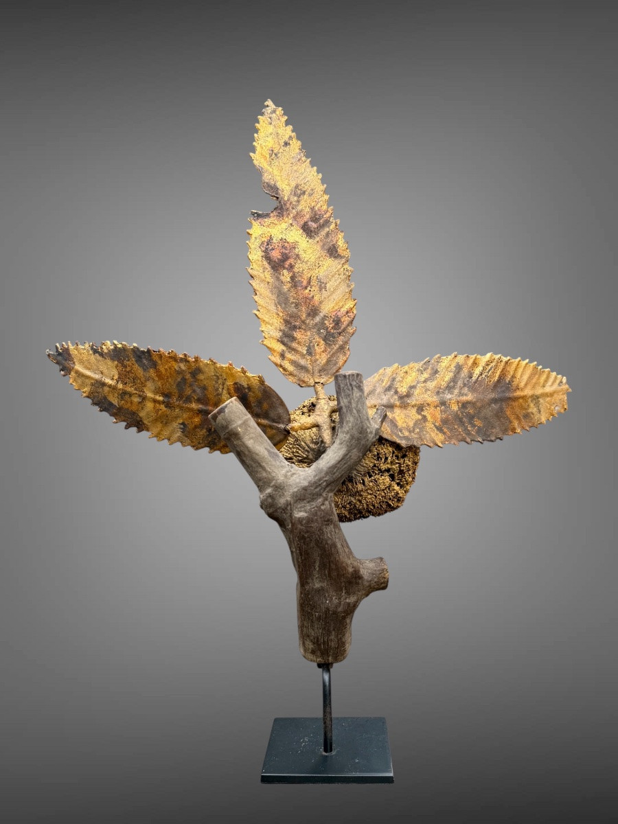 Maedate en bois sculpté et laqué figurant une branche de châtaignier avec sa bogue - Edo.-photo-4