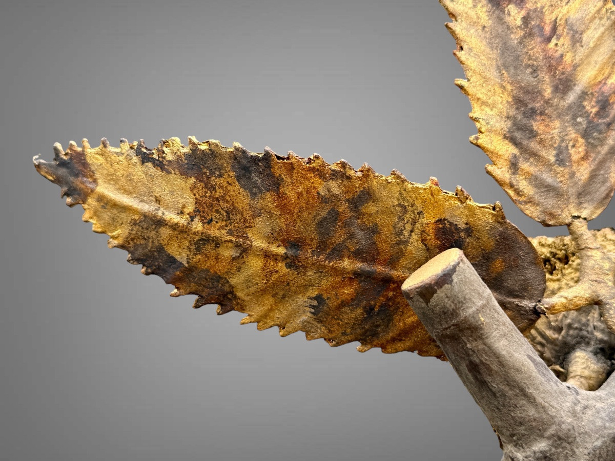 Maedate en bois sculpté et laqué figurant une branche de châtaignier avec sa bogue - Edo.-photo-3