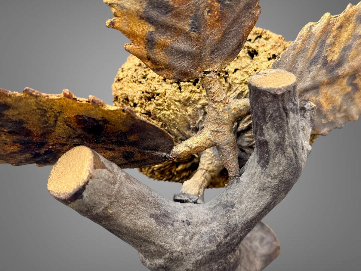 Maedate en bois sculpté et laqué figurant une branche de châtaignier avec sa bogue - Edo.-photo-4