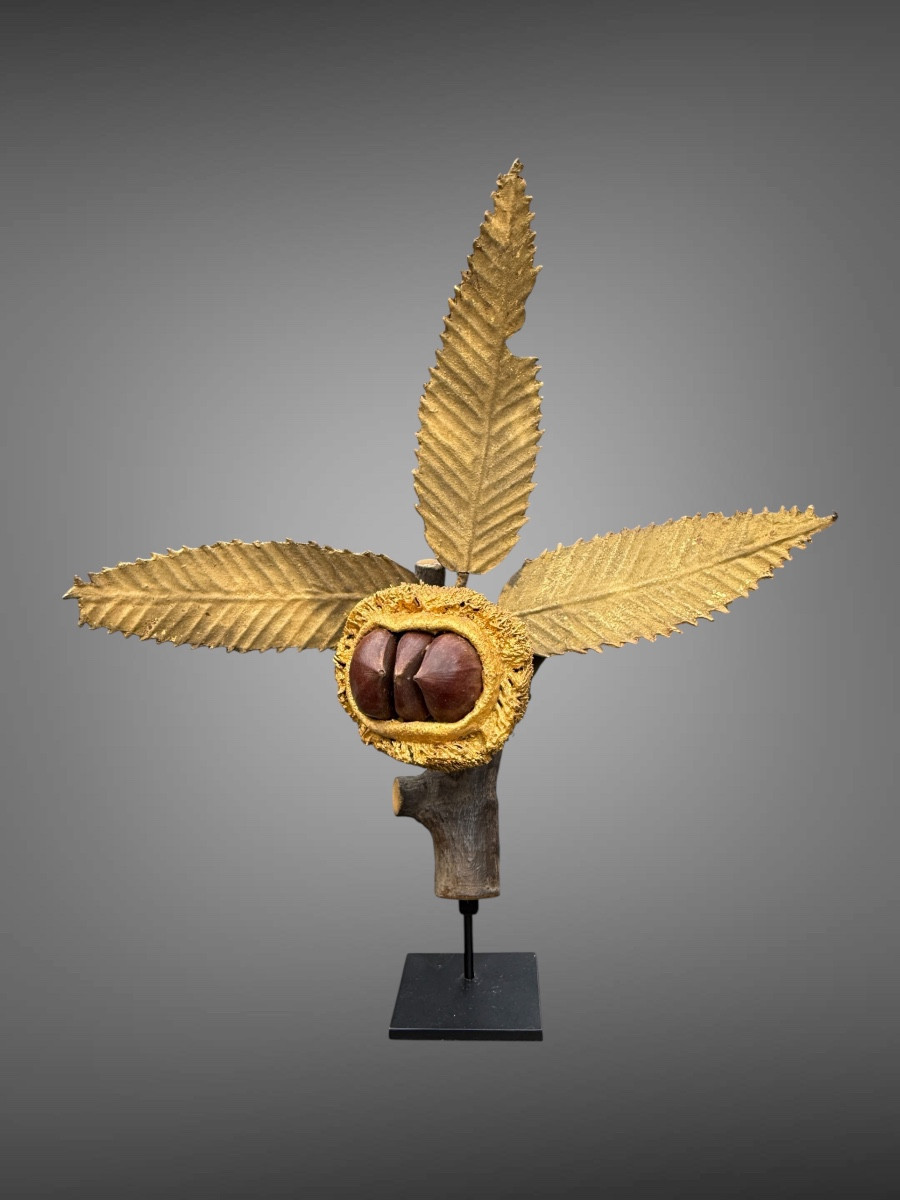 Maedate en bois sculpté et laqué figurant une branche de châtaignier avec sa bogue - Edo.