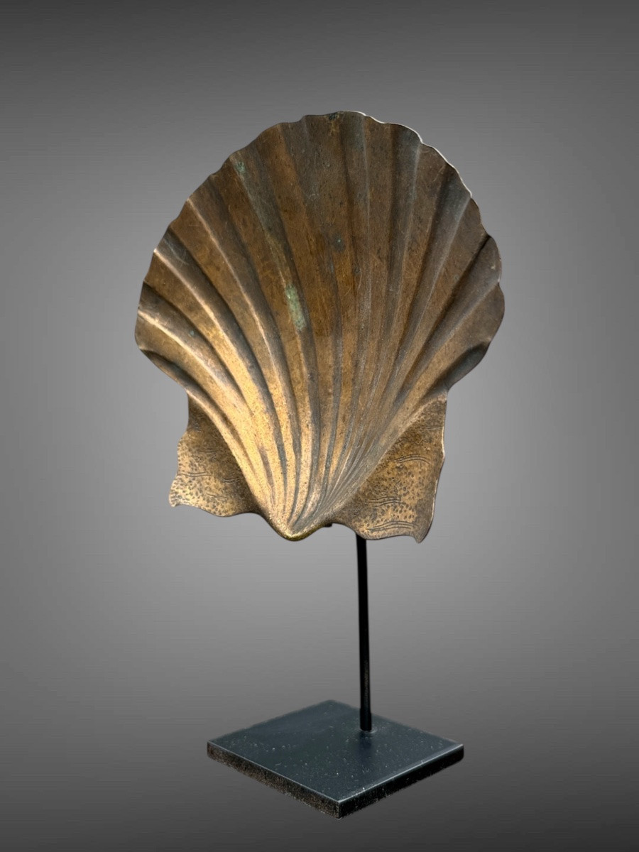 Maedate en cuivre estampé, gravé et doré figurant une coquille Saint-Jacques - Période Edo. -photo-2