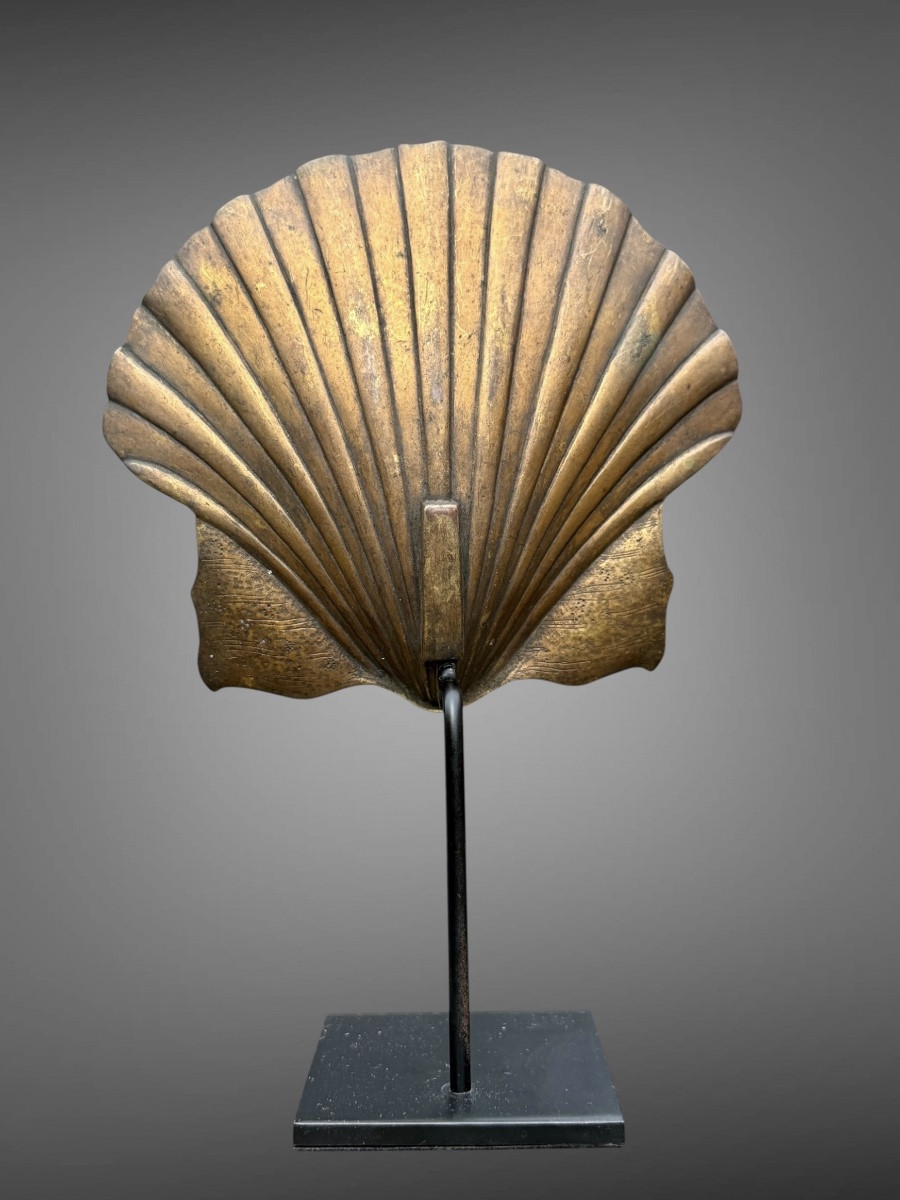 Maedate en cuivre estampé, gravé et doré figurant une coquille Saint-Jacques - Période Edo. -photo-4