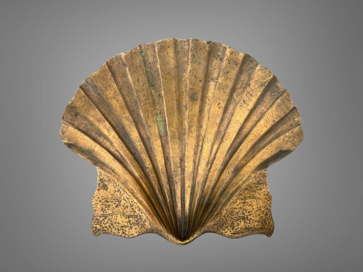 Maedate en cuivre estampé, gravé et doré figurant une coquille Saint-Jacques - Période Edo. -photo-1