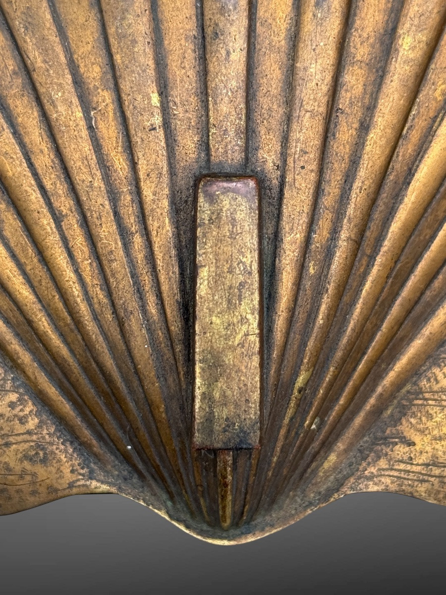 Maedate en cuivre estampé, gravé et doré figurant une coquille Saint-Jacques - Période Edo. -photo-4