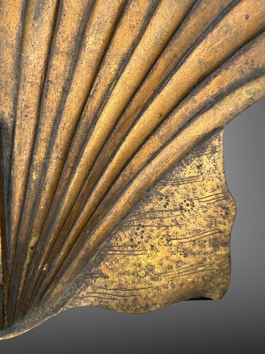 Maedate en cuivre estampé, gravé et doré figurant une coquille Saint-Jacques - Période Edo. -photo-5