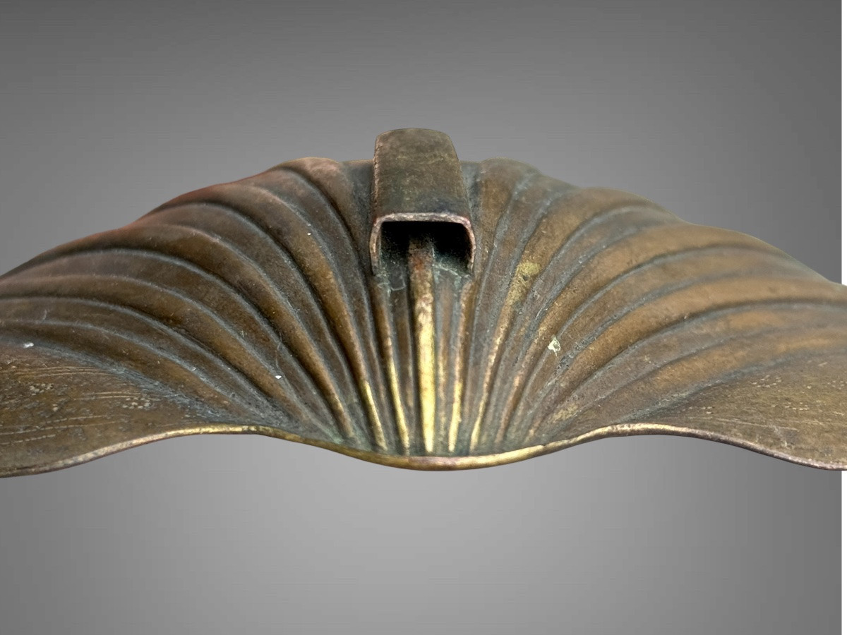 Maedate en cuivre estampé, gravé et doré figurant une coquille Saint-Jacques - Période Edo. -photo-6