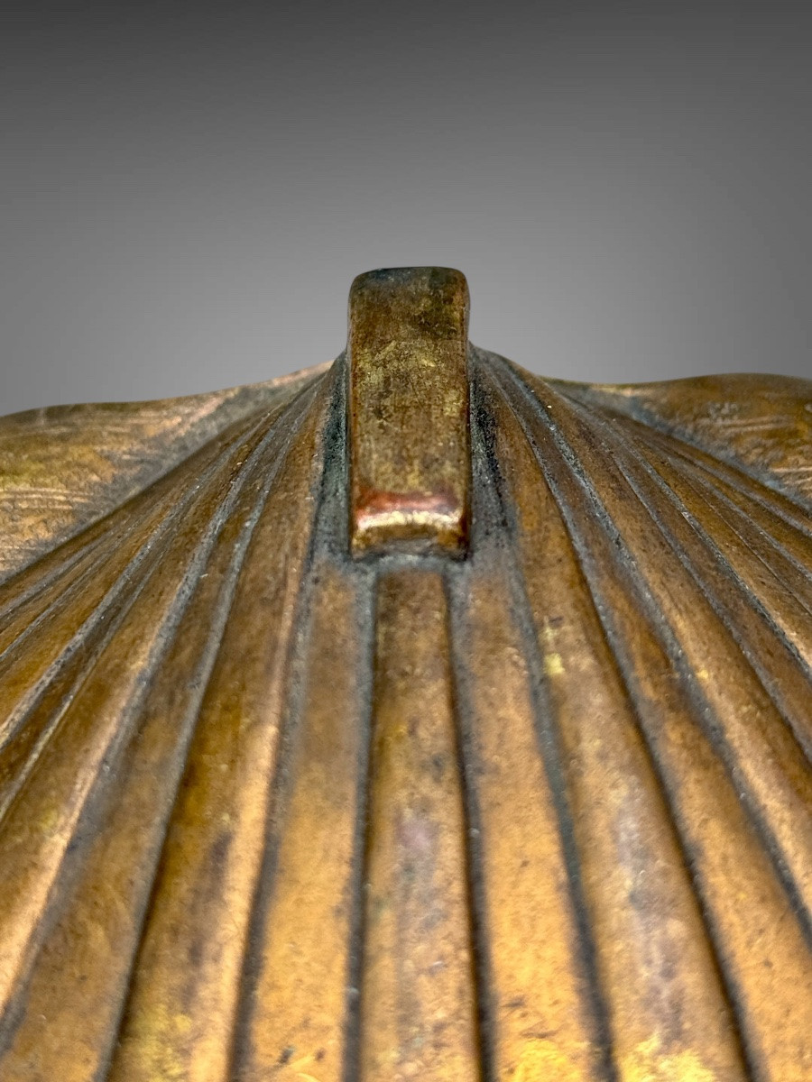 Maedate en cuivre estampé, gravé et doré figurant une coquille Saint-Jacques - Période Edo. -photo-7