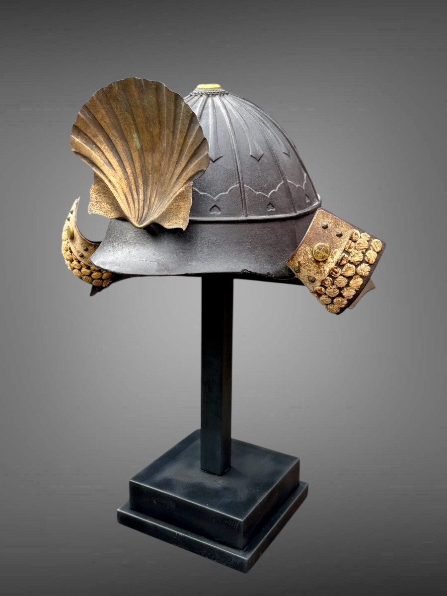 Maedate en cuivre estampé, gravé et doré figurant une coquille Saint-Jacques - Période Edo. -photo-8