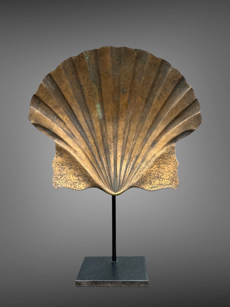 Maedate en cuivre estampé, gravé et doré figurant une coquille Saint-Jacques - Période Edo. 