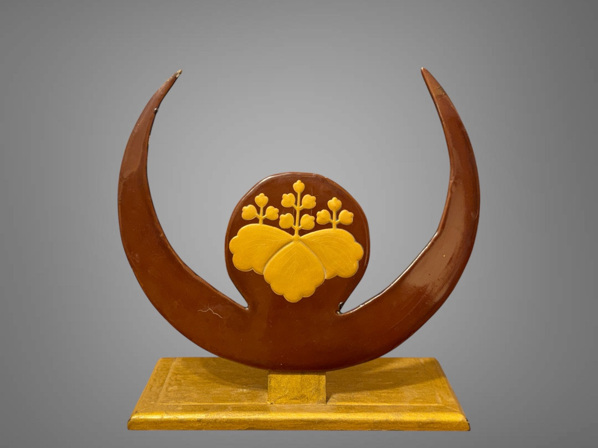 Lacquered Metal Maedate In The Shape Of A Crescent Moon - Komayada Clan - Edo Period: 1603 - 1868