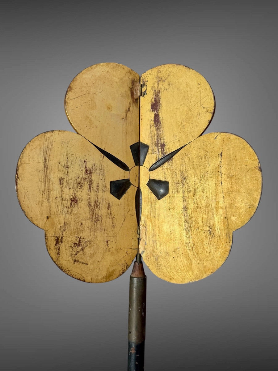 Element sommital de sashimono du clan Mimura - Période Edo (1603-1868).