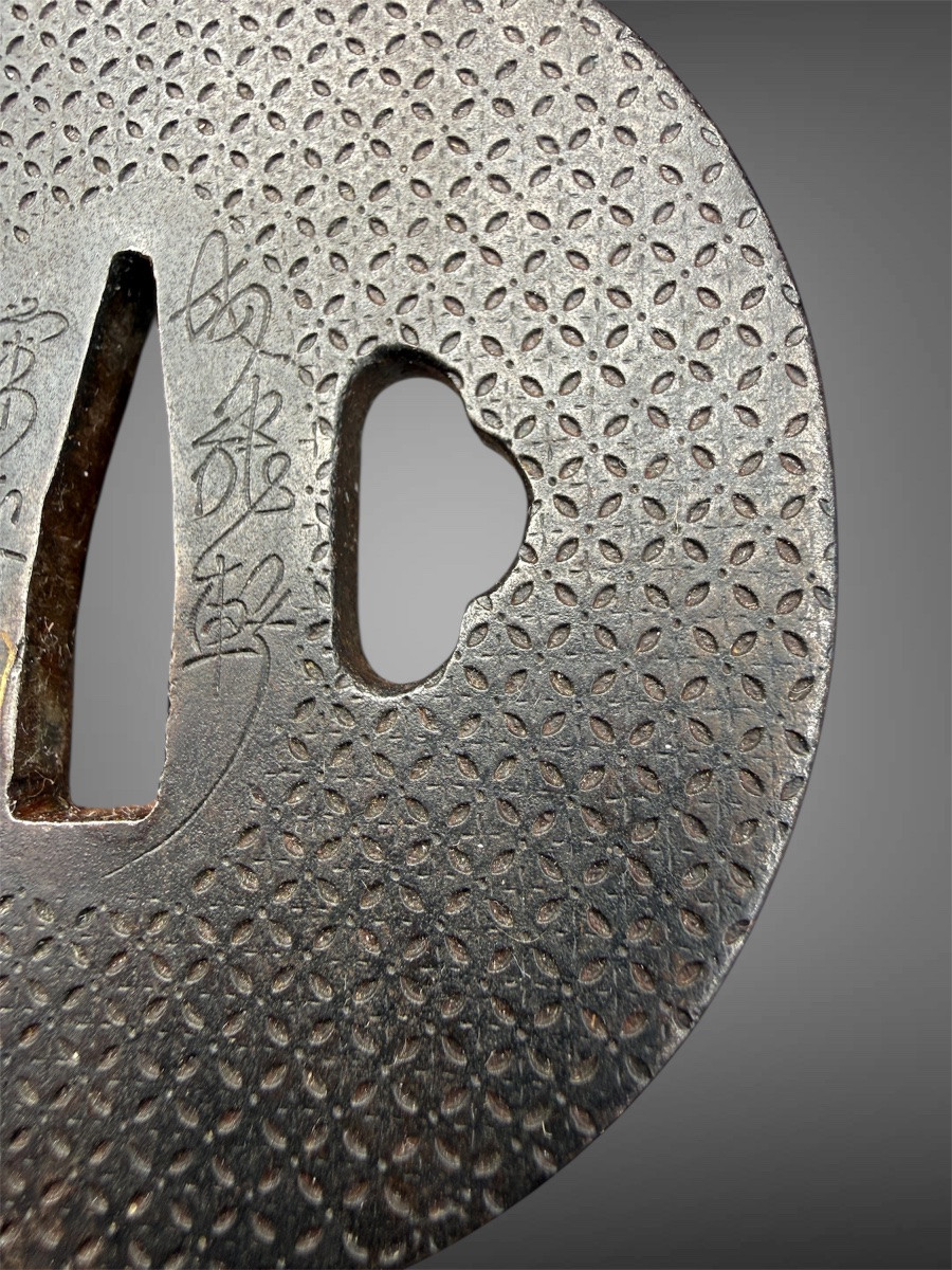 Tsuba nara-maru-gata en fer forgé et estampé à décor géométrique - Période Edo (1603-1868).-photo-4