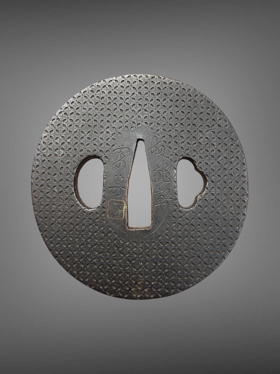 Tsuba nara-maru-gata en fer forgé et estampé à décor géométrique - Période Edo (1603-1868).