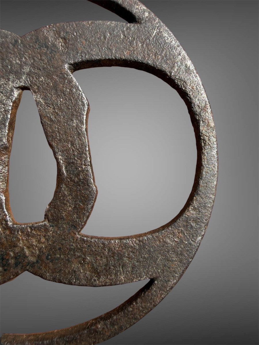 Tsuba maru-gata en fer forgé à motif de disques - Période Edo (1603-1868).-photo-3