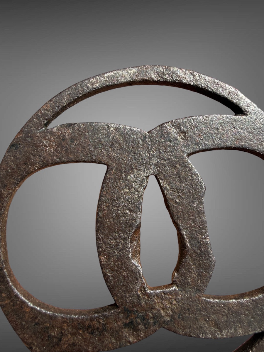 Tsuba maru-gata en fer forgé à motif de disques - Période Edo (1603-1868).-photo-2
