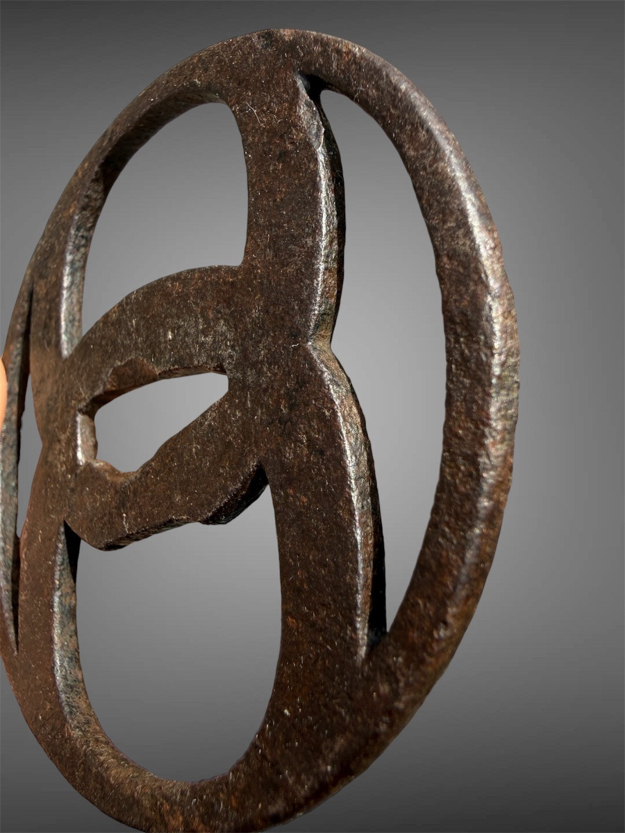 Tsuba maru-gata en fer forgé à motif de disques - Période Edo (1603-1868).-photo-4