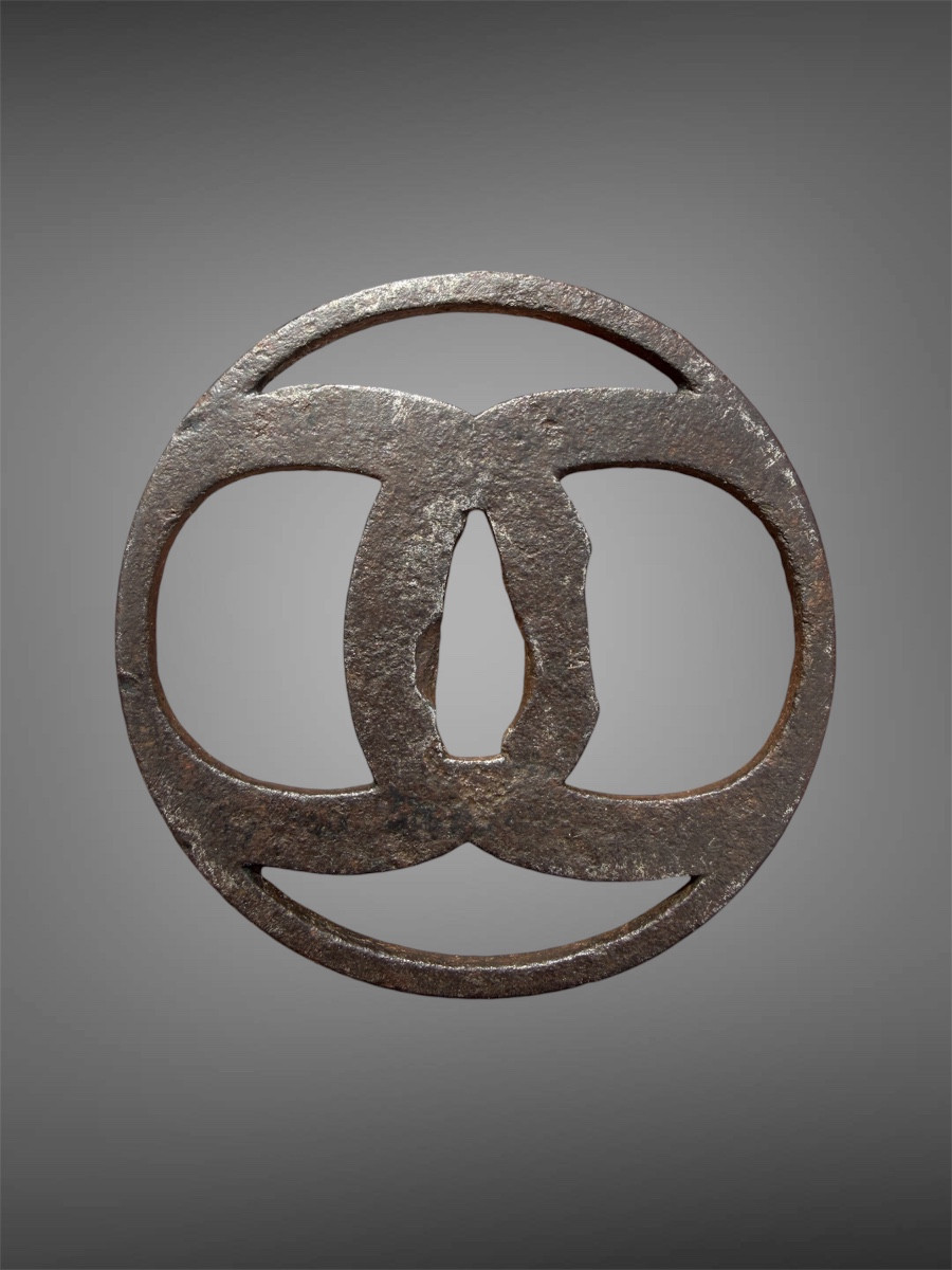 Tsuba maru-gata en fer forgé à motif de disques - Période Edo (1603-1868).