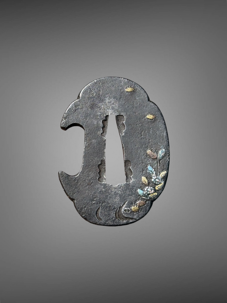 Flower-inlaid Iron Tsuba Mokko-gata De Tanto - Edo Period (1603-1868).