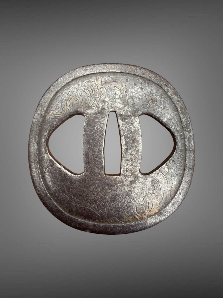 Tsuba kaku-maru-gata en fer forgé à motif d’entrelacs - Période Edo (1603-1868).-photo-2