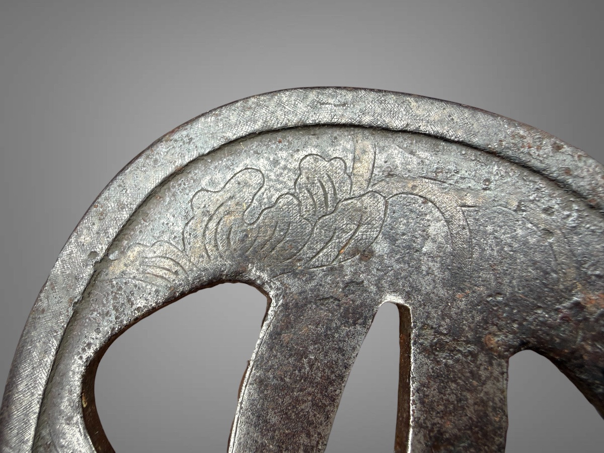 Tsuba kaku-maru-gata en fer forgé à motif d’entrelacs - Période Edo (1603-1868).-photo-3