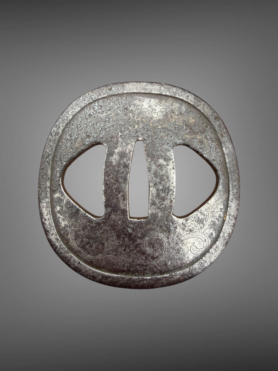 Tsuba kaku-maru-gata en fer forgé à motif d’entrelacs - Période Edo (1603-1868).