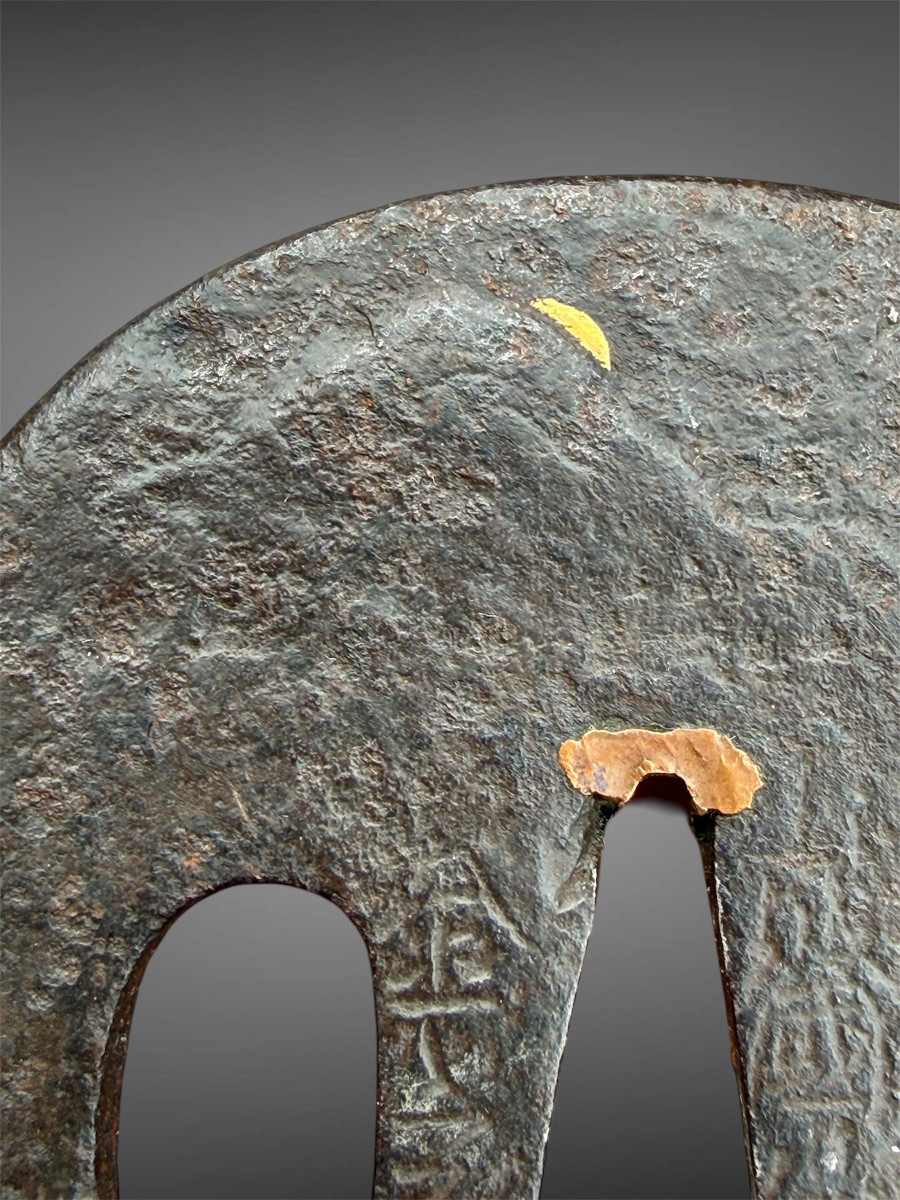 Tsuba naga-maru-gata en fer forgé et incrusté à décor d’un paysage - Période Edo (1603-1868).-photo-3