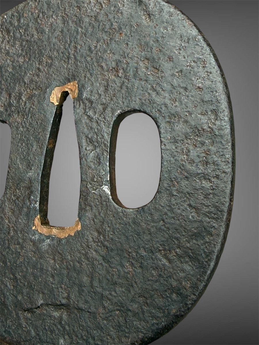 Tsuba naga-maru-gata en fer forgé et incrusté à décor d’un paysage - Période Edo (1603-1868).-photo-3