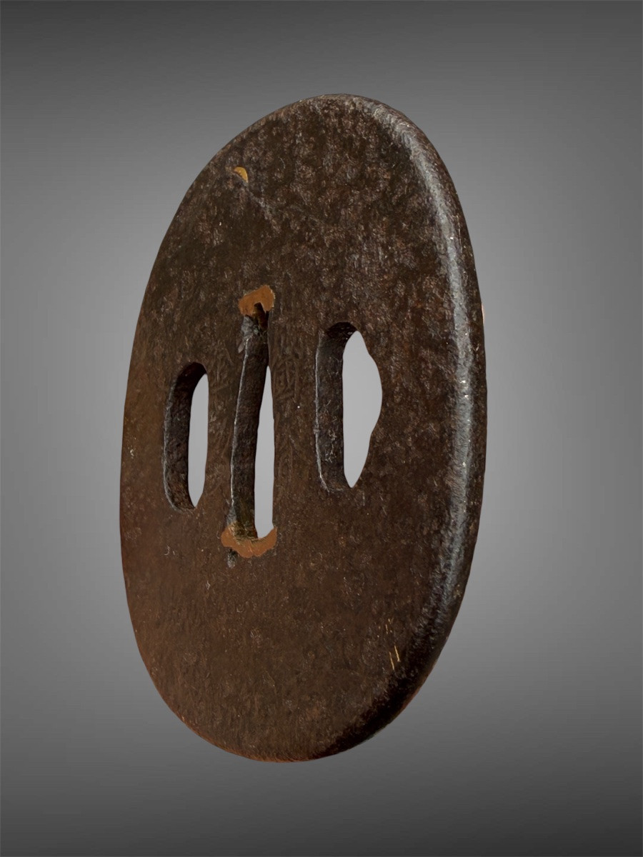 Tsuba naga-maru-gata en fer forgé et incrusté à décor d’un paysage - Période Edo (1603-1868).-photo-7
