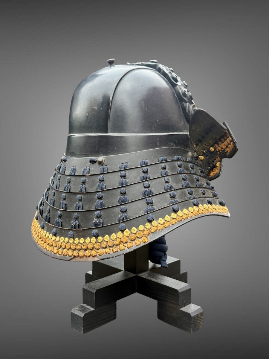 Kawari kabuto de samuraï orné d’une impressionnante tête de shishi en laque - Période Edo. -photo-4