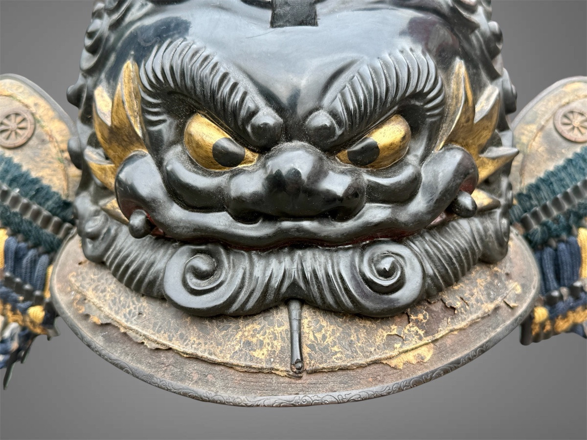 Kawari kabuto de samuraï orné d’une impressionnante tête de shishi en laque - Période Edo. -photo-4