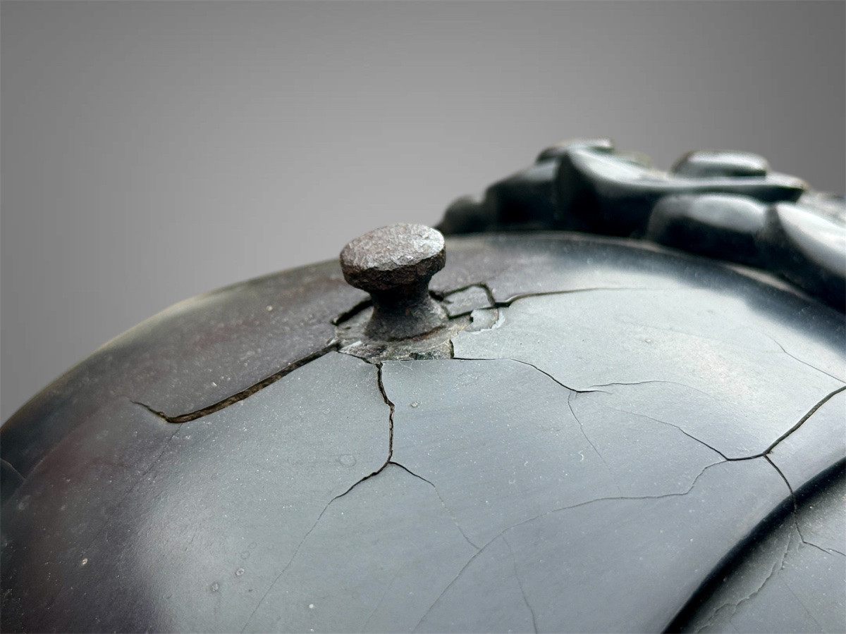 Kawari kabuto de samuraï orné d’une impressionnante tête de shishi en laque - Période Edo. -photo-6