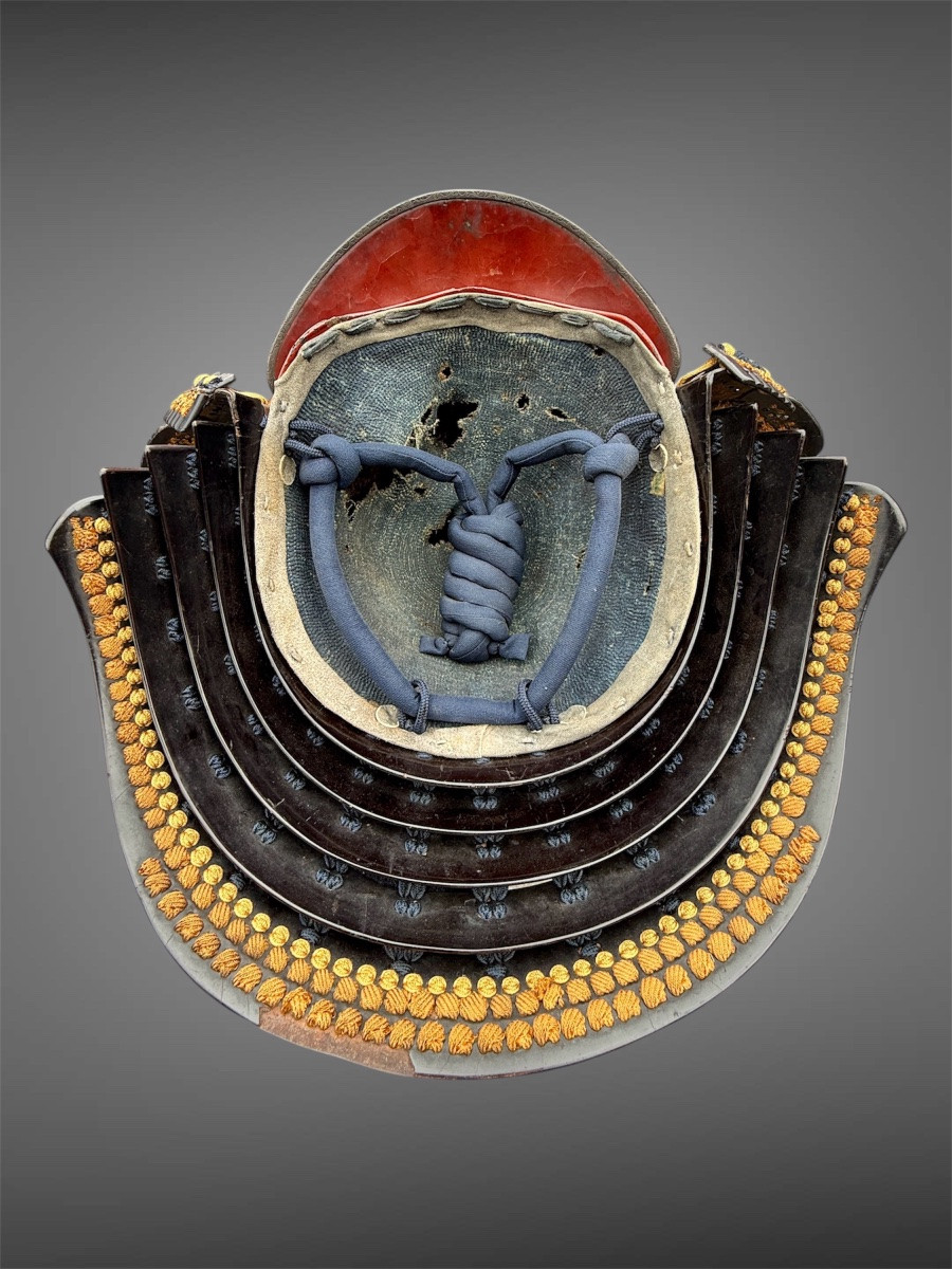 Kawari kabuto de samuraï orné d’une impressionnante tête de shishi en laque - Période Edo. -photo-8