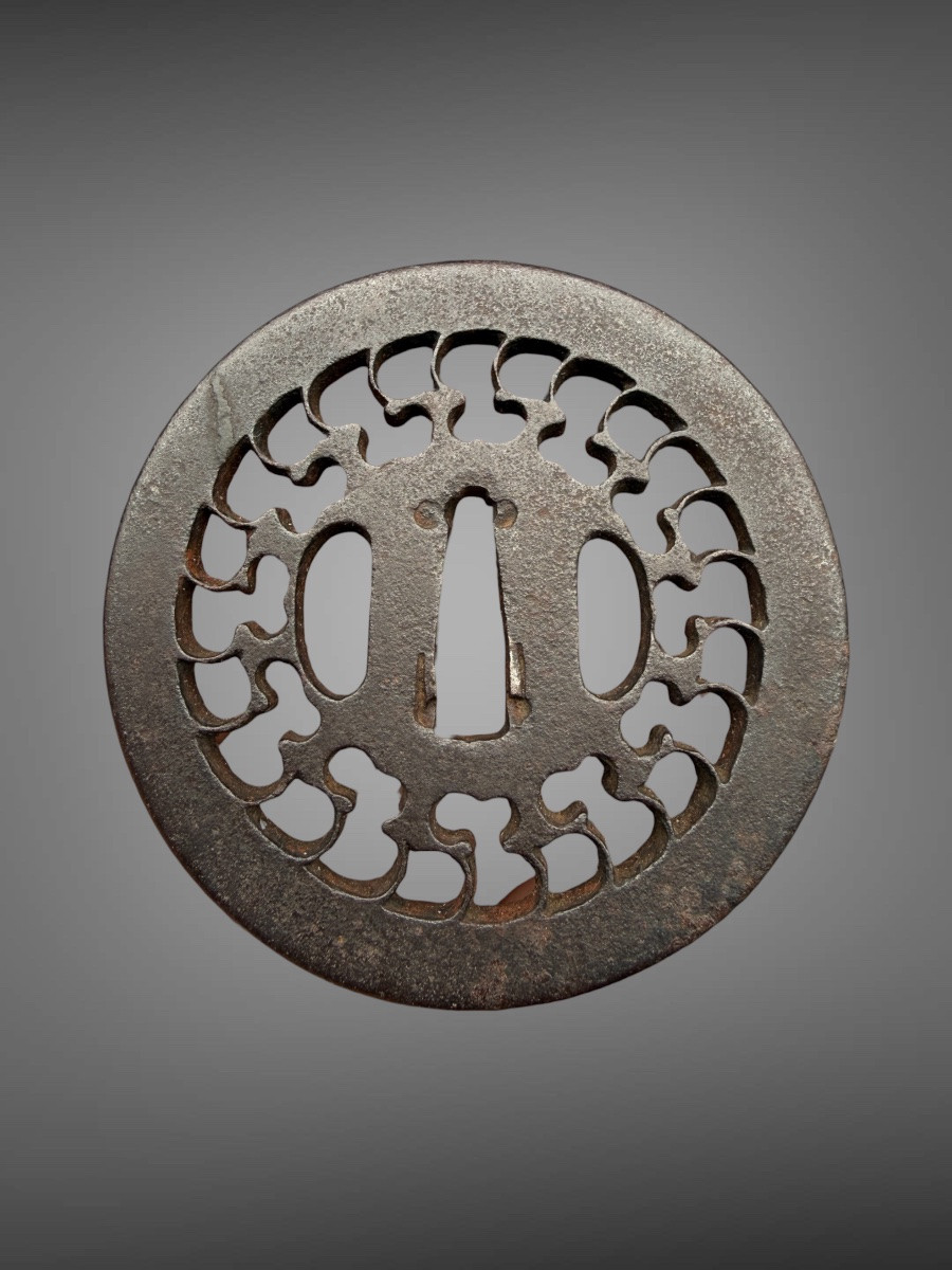 Tsuba maru-gata en fer forgé ajouré à décor d’un motif géométrique rayonnant - Période Edo. -photo-2
