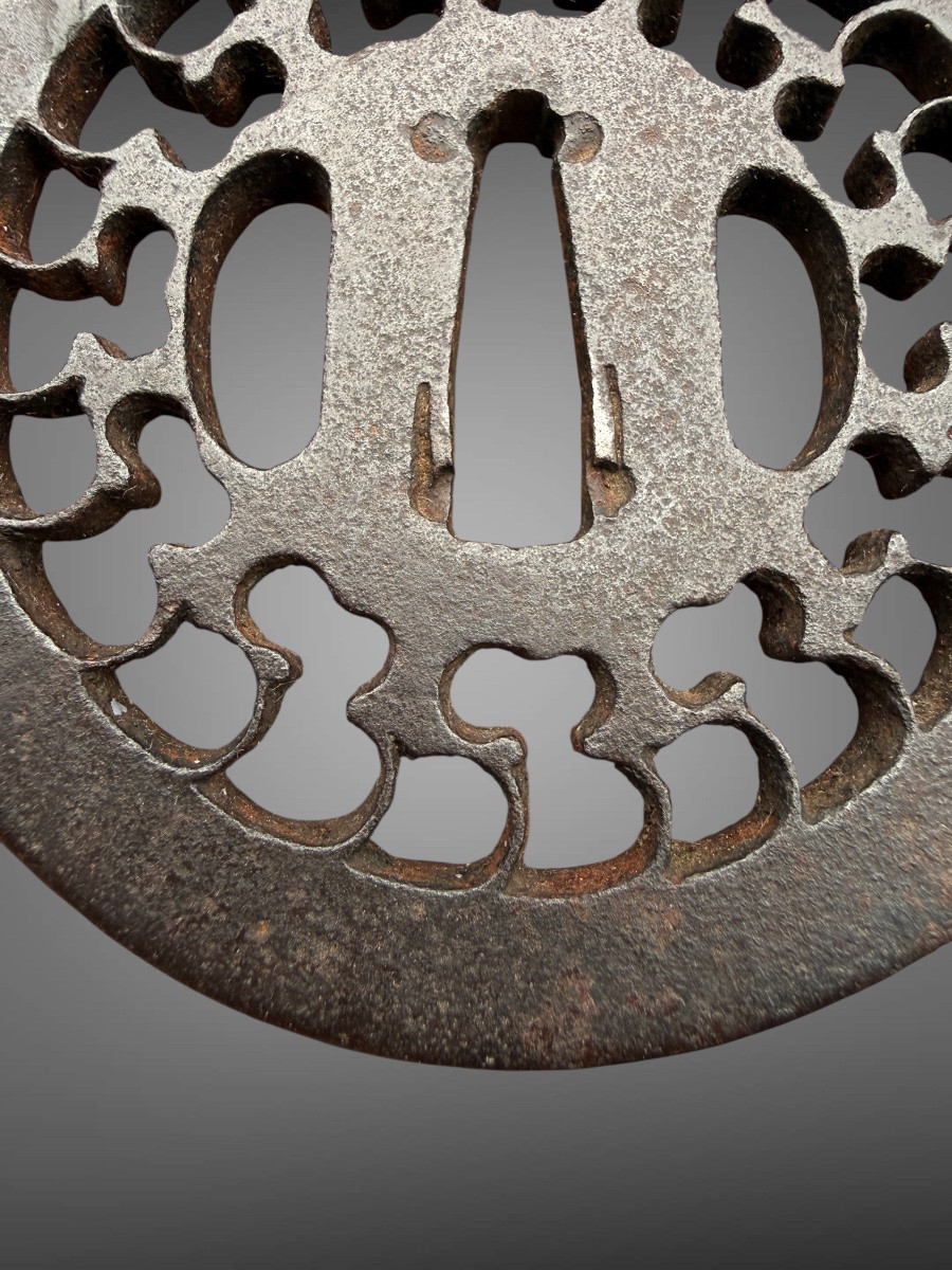 Tsuba maru-gata en fer forgé ajouré à décor d’un motif géométrique rayonnant - Période Edo. -photo-3