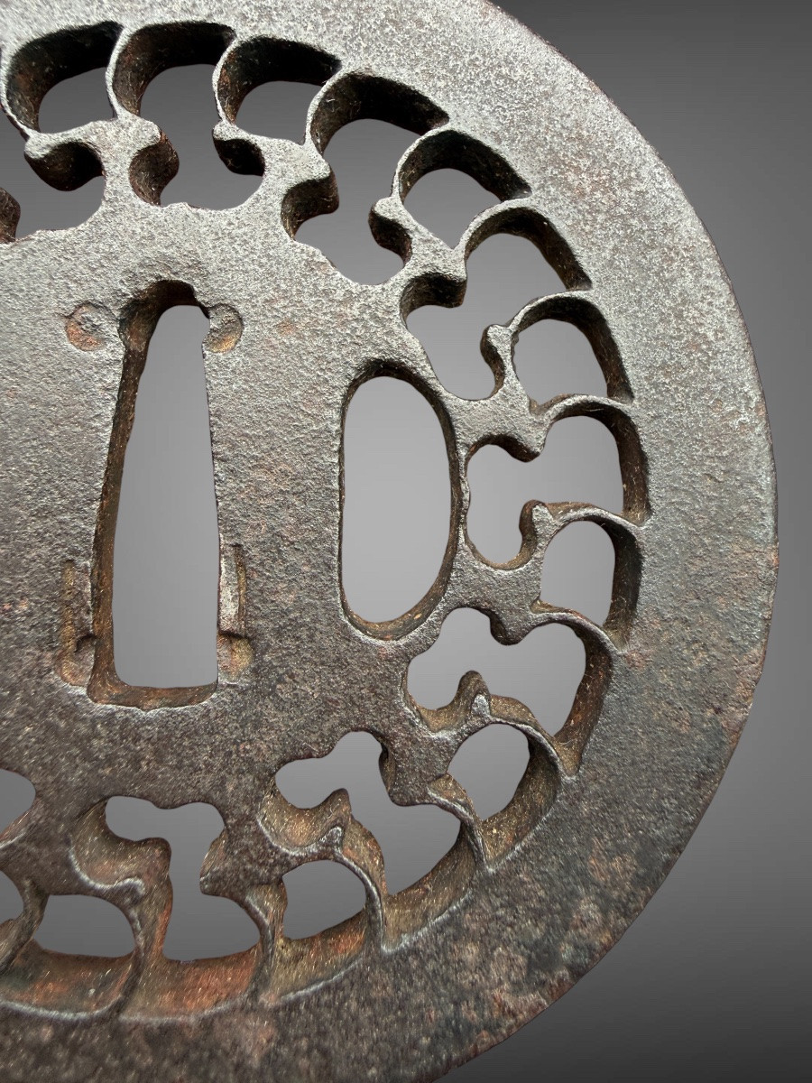 Tsuba maru-gata en fer forgé ajouré à décor d’un motif géométrique rayonnant - Période Edo. -photo-4