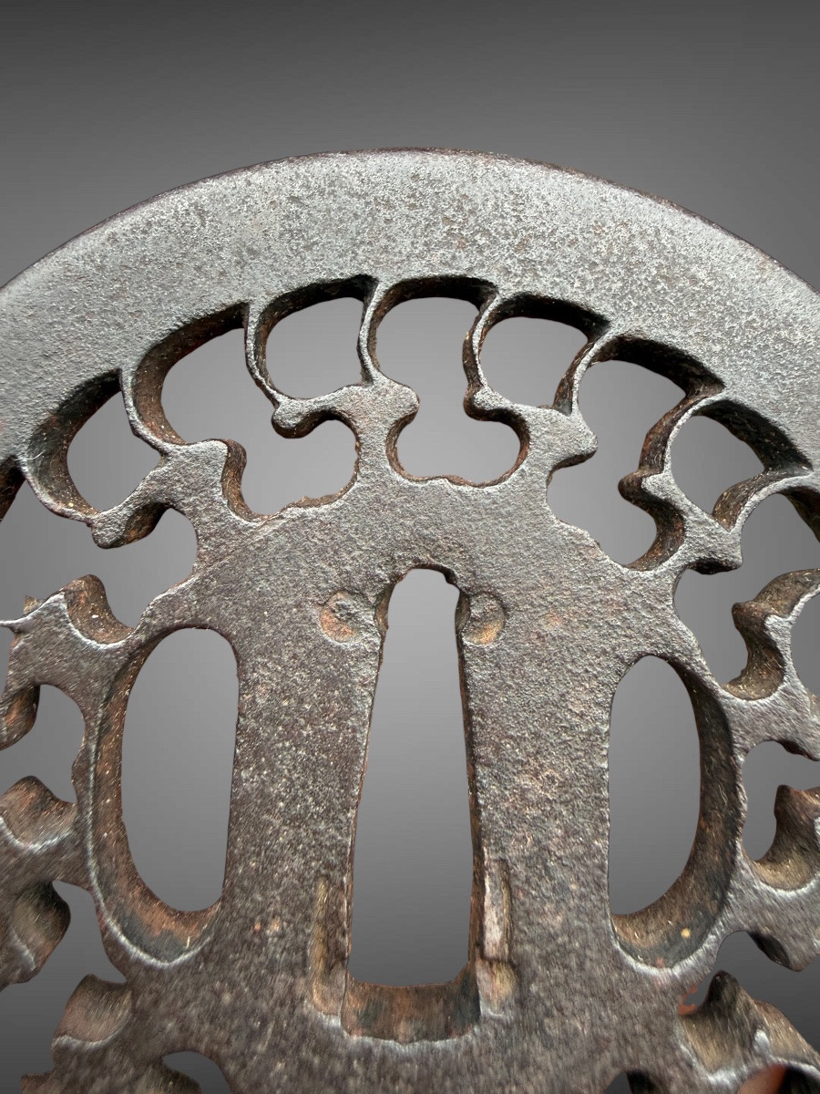 Tsuba maru-gata en fer forgé ajouré à décor d’un motif géométrique rayonnant - Période Edo. -photo-1