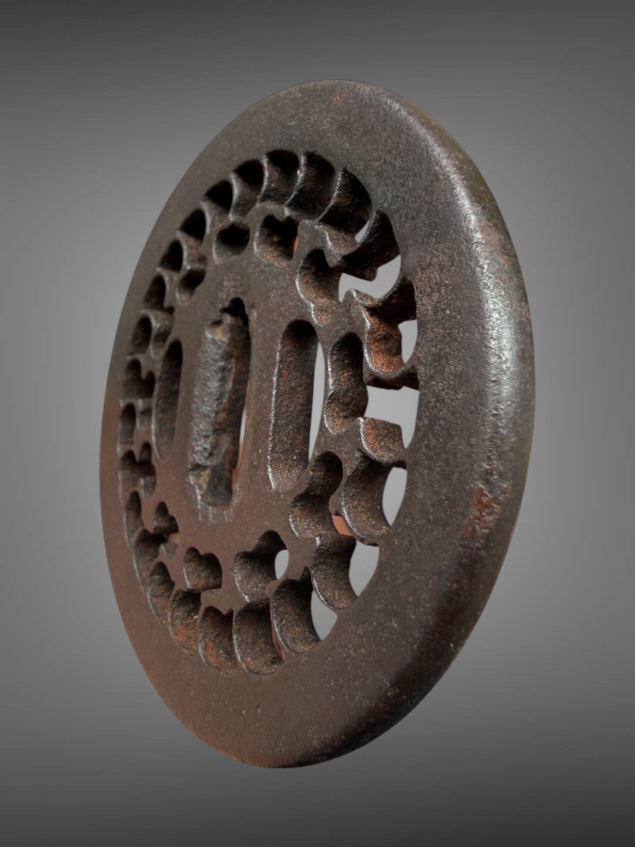 Tsuba maru-gata en fer forgé ajouré à décor d’un motif géométrique rayonnant - Période Edo. -photo-4